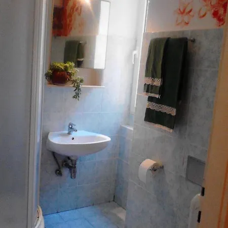Holiday House In With Air Conditioning, Wifi 別荘 *